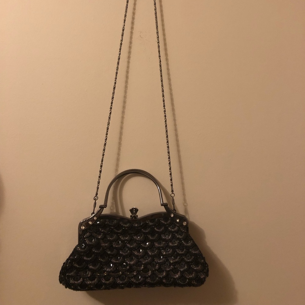 Evening purse, sequence with long chain